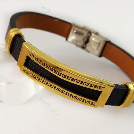 دستبند چرمی مردانه تک ردیفه مشکی-طلایی با قفل جعبه ای ch-104 کنار استند